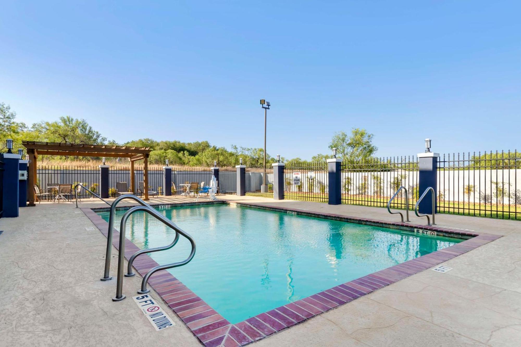 Best Western Plus Pleasanton Hotel Extérieur photo